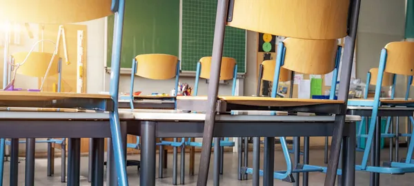 Coronavirus Okul Kapatıldı Yüksek Sandalyeli Boş Sınıf Boş Karatahta — Stok fotoğraf