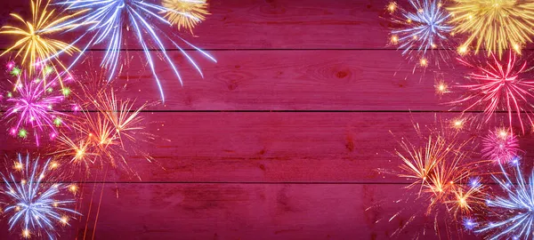 银丝烟火新年背景横幅全景 乡村粉红木板墙质感的五彩缤纷的节日烟火 — 图库照片