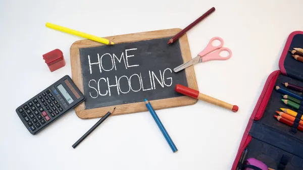 家庭学校の背景 学校の黒板 噴水ペン シャープナーと鉛筆ケース 白い机の上に隔離 — ストック写真