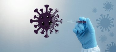 CORONAVIRUS - CORONA VACCINation Stop COVID-19 - Doktor elinde şırıngayla Corona aşısını mavi arka planda izole edilmiş bir virüs sembolüne enjekte ediyor