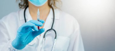 CORONAVIRUS COVID-19 / CORONA VACCINASYONU - Genç bayan doktorun yakın çekimi elinde Corona aşısı ile şırınga tutuyor