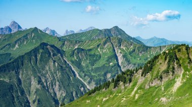 Kleinwalsertal Dağları manzara manzara manzarası - Yazın mavi gökyüzü ve bulutlarla dağ manzarası