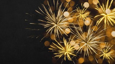 Mutlu Yıllar - Neşeli Silvester arka plan panorama uzun - Altın havai fişek ve karanlık gecede bokeh ışığı