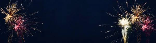 大晦日シルベスター2022年新年の背景バナーパノラマ長い 素朴なダークブルーの夜空のテクスチャ上の花火 — ストック写真