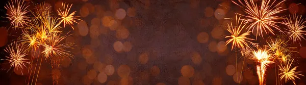 ハッピーニューイヤー 大晦日パーティーシルベスターの背景バナーパノラマ長い 素朴な赤い石のコンクリートのテクスチャで黄金の黄色の花火 テキストのためのスペースでトップビュー — ストック写真