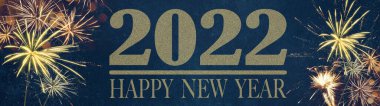 YILI YIL 2022 Şenlikli Silvester Yeni Yıl Partisi arka plan panorama tebrik kartı afişi uzunluğunda - Koyu mavi gecede altın havai fişekler