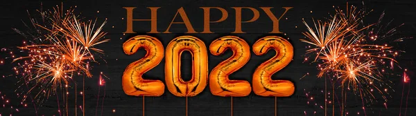 Шарики Оранжевой Фольги Цифрой 2022 Красный Фейерверк Темно Черной Деревянной — стоковое фото