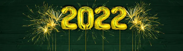 Χρυσό Φύλλο Μπαλόνια Numeral 2022 Και Χρυσό Πυροτέχνημα Σκούρο Πράσινο — Φωτογραφία Αρχείου
