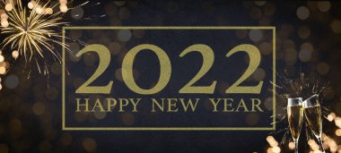 Yeni yılın kutlu olsun 2022 / Yeni Yıl Arifesi Parti Havai fişeği - Neşeli gümüşçüler arka plan panorama afişi - Altın havai fişekler ve şampanya sınıfları Bokeh 'le siyah gece gökyüzü dokusunda kadeh kaldırıyor