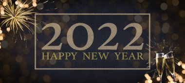 2022 Mutlu Yıllar, Yeni Yıl Partisi, bayram kutlamaları tebrik kartı arka plan afiş şablonu - harflerle yazılmış altın çerçeve tipografi, havai fişekler ve şampanya kadehleri kadehleri, soyut kara gece gökyüzü ve Bokeh I