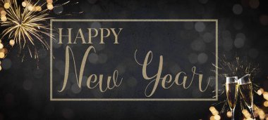 2022 Mutlu Yıllar, Yeni Yıl Partisi, bayram kutlamaları tebrik kartı arka plan afiş şablonu - harflerle yazılmış altın çerçeve tipografi, havai fişekler ve şampanya kadehleri kadehleri, soyut kara gece gökyüzü ve Bokeh I