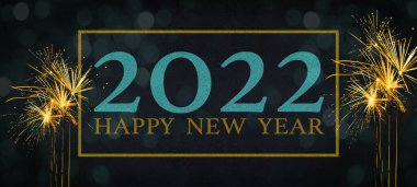 Yeni yılın kutlu olsun 2022 tipografisi, festival dekoratif kutlaması Yeni Yıl Partisi afişi panorama illüstrasyonu - koyu yeşil gece dokusunda altın çerçeve, harf ve havai fişekler