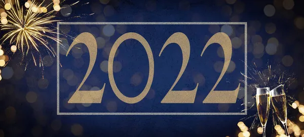 2022年新年快乐 除夕派对 节日庆祝节日贺卡背景图模板 金色相框 刻有字体 烟花和冠军眼镜 在抽象的蓝天与Bokeh — 图库照片