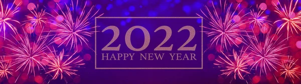 2022年新年快乐 除夕派对 节日庆祝节日贺卡背景横幅全景插图模板 框架与字体字体 烟花和闪光在抽象紫色粉红夜空与爆竹灯 — 图库照片