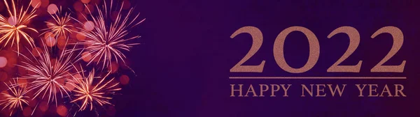 Happy New Year 2022字体排版 节日装饰庆祝除夕党的横幅全景图片说明 深紫色夜晚纹理背景下的点缀和红色烟火 — 图库照片