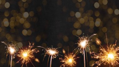 Silvester 2022 Yeni Yıl Partisi arka planı - havai fişekler ve kara gece dokusunda ışık, metin için yer var.