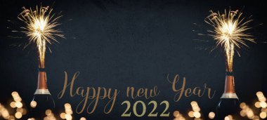Yeni yılın kutlu olsun 2022 Silvester Yeni Yıl Partisi arkaplan tebrik kartı, havai fişekli şampanya şişeleri, koyu renk desenli ve bokeh ışıklı.