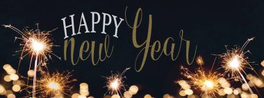 YILI YIL 2022 Yılbaşı Bayramı Parti Silvester arka plan panorama afişi - Maytap, Havai fişekler ve karanlık gökyüzü dokusunda tipografi