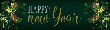 YILI YIL 2022 YIL YILI YIL YIL SONRA Parti Silvester arka plan panorama afişi - Havai fişekler, kadeh kaldırma şampanya bardakları, sahte ışıklar ve karanlık gökyüzü desenli tipografi