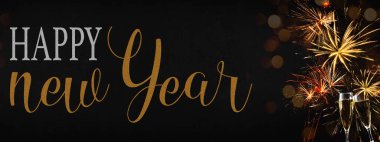 YILI YIL 2022 YIL YILI YIL YIL SONRA Parti Silvester arka plan panorama afişi - Havai fişekler, kadeh kaldırma şampanya bardakları, sahte ışıklar ve karanlık gökyüzü desenli tipografi