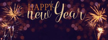 YILI YIL 2022 / Yeni Yıl Arifesi Parti Havai fişeği - Bayram gümüşü arka plan panoraması uzun - Altın havai fişekler ve şampanya sınıfları Bokeh ışıklarıyla karanlık gökyüzü dokusunda kadeh kaldırıyor