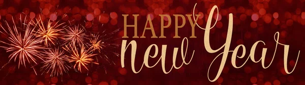 Happy New Year 2022 フェスティバルシルベスターの背景パノラマグリーティングカードバナー長い 素朴な赤いテクスチャ上の黄金の花火とボケライト — ストック写真