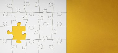 Sarı arkaplan panoramasında bulmacanın boş beyaz ayrıntıları, metin için boşluk