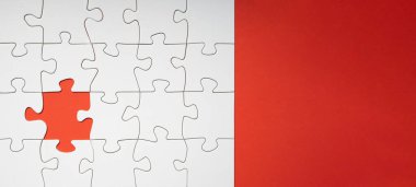 Kırmızı arkaplan panoramasında bulmacanın boş beyaz ayrıntıları, metin için boşluk