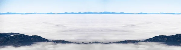Zee Van Mist Besneeuwde Bergen Achtergrond Verbazingwekkende Mystieke Opkomende Mist — Stockfoto