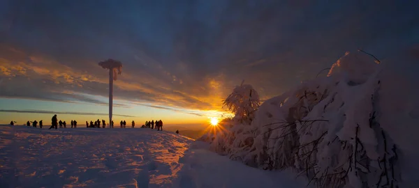在黑森林里 白雪覆盖的冰雪覆盖的背景使整个冬天的风景焕然一新 雪地上的雪景 夜晚的天空闪烁着灿烂的光芒 还有许多来自人们的影子 — 图库照片