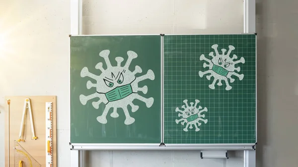 Coronavirus背景 保護マスクとレタリングとウイルスのシンボルと緑の黒板と学校の教室 — ストック写真