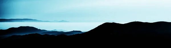 德国的黑森林 施瓦兹瓦尔德 中迷人的神秘升起的雾林山脉风景全景与黑暗的轮廓 — 图库照片