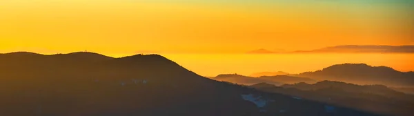 美しい風景パノラマの背景 黒い森の中 霧の霧と輝く空と 黒い森の中の山 森の木々の日没の間に表示します — ストック写真