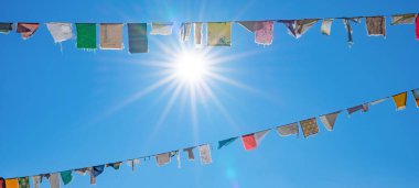 Mavi gökyüzü arka planında bayraklar