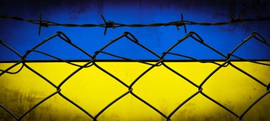 UKRAINE arka planında DUR SAVAŞ - Soyut vatansever sarı mavi boyalı çatlak beton duvar dokusu dikenli tel örgülerle, Ukrayna bayrağının renkleriyle