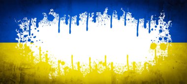 UKRAINE arka planında DUR SAVAŞ - Soyut vatansever sarı mavi boyalı çatlak beton duvar dokusu dikenli tel örgülerle, Ukrayna bayrağının renkleriyle