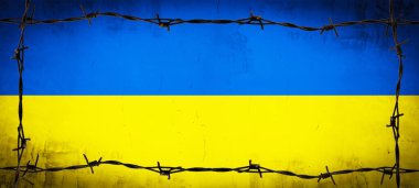 UKRAINE arka planında STOP SAVAŞI - Soyut vatansever sarı mavi boyalı çatlamış beton duvar dokusu, dikenli tellerden yapılmış çerçeve, Ukrayna bayrağının renkleriyle