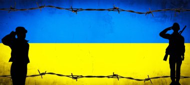 Ukrayna 'daki savaş - Soyut mavi sarı çatlamış beton duvar arkaplanı, Ukrayna bayrağı renginde, dikenli teller ve asker siluetiyle