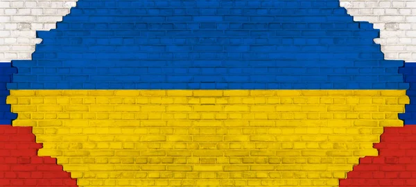 ウクライナとロシアの間の戦争 ロシアとウクライナの旗の色で古い割れたレンガの石の壁のテクスチャの背景 — ストック写真