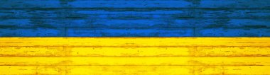 Ukrayna bayrağı pankartı - eski ahşap tahtalar, ahşap duvar dokusu arka plan, Ukrayna bayrağı renginde
