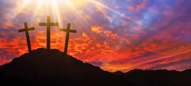 Paskalya arkaplanı panorama dini tebrik kartı çarmıha germe ve Diriliş. Gün batımında Golgotha 'nın üç haçı.