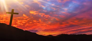 Paskalya arkaplanı panorama dini tebrik kartı çarmıha germe ve Diriliş. Gün batımında Golgotha Haçı.