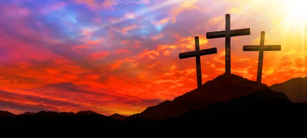 Paskalya arkaplanı panorama dini tebrik kartı çarmıha germe ve Diriliş. Gün batımında Golgotha 'nın üç haçı.