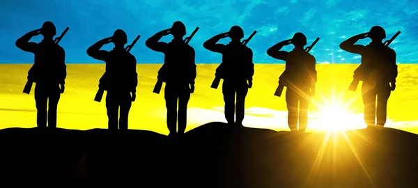 Небо Цветах Флага Украины Черным Силуэтом Солдата Восходе Закате Солнца — стоковое фото