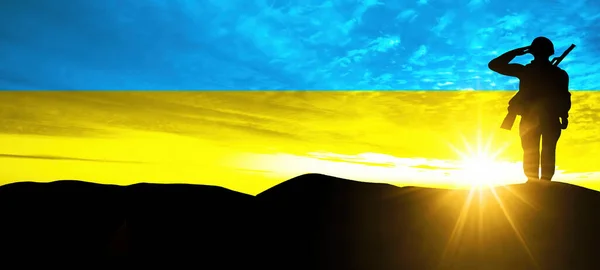Gökyüzü Ukrayna bayrağı renginde ve güneş doğarken ya da batarken siyah asker silueti ile. Ukrayna 'nın silahlı kuvvetleri. Ukrayna ile Rusya arasındaki ilişki.