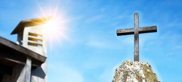 Religiöser Hintergrund Blauer Himmel Mit Altem Verwitterten Kreuz Auf Felsen — Stockfoto