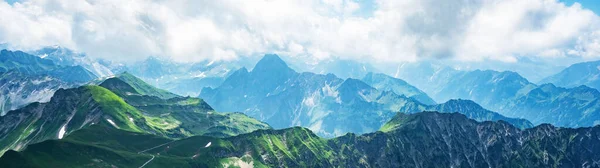 Alpes Bonitos Com Prado Verde Exuberante Céu Azul Montanhas Paisagem — Fotografia de Stock