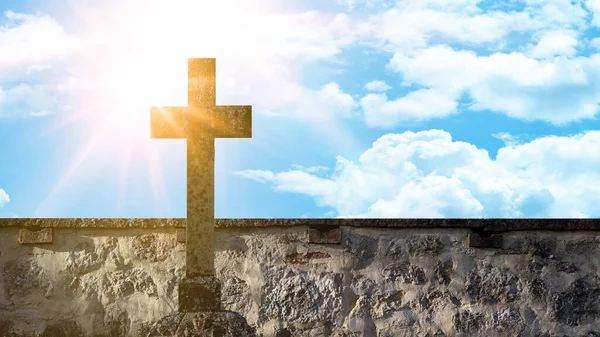宗教背景 古老的石头十字架和墓地的旧石墙 云彩和太阳光 — 图库照片
