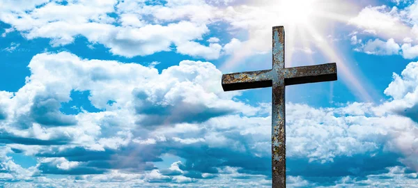 Religiöser Hintergrund Altes Stahlkreuz Mit Blauem Himmel Wolken Und Sonnenstrahlen — Stockfoto