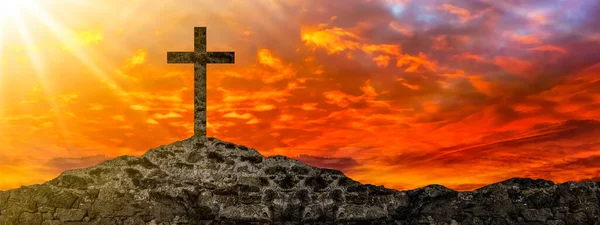 复活节或宗教教堂背景横幅全景宗教欢迎卡 古老的红色石墙和日落时的十字架 带有橙色光芒的斯克 — 图库照片